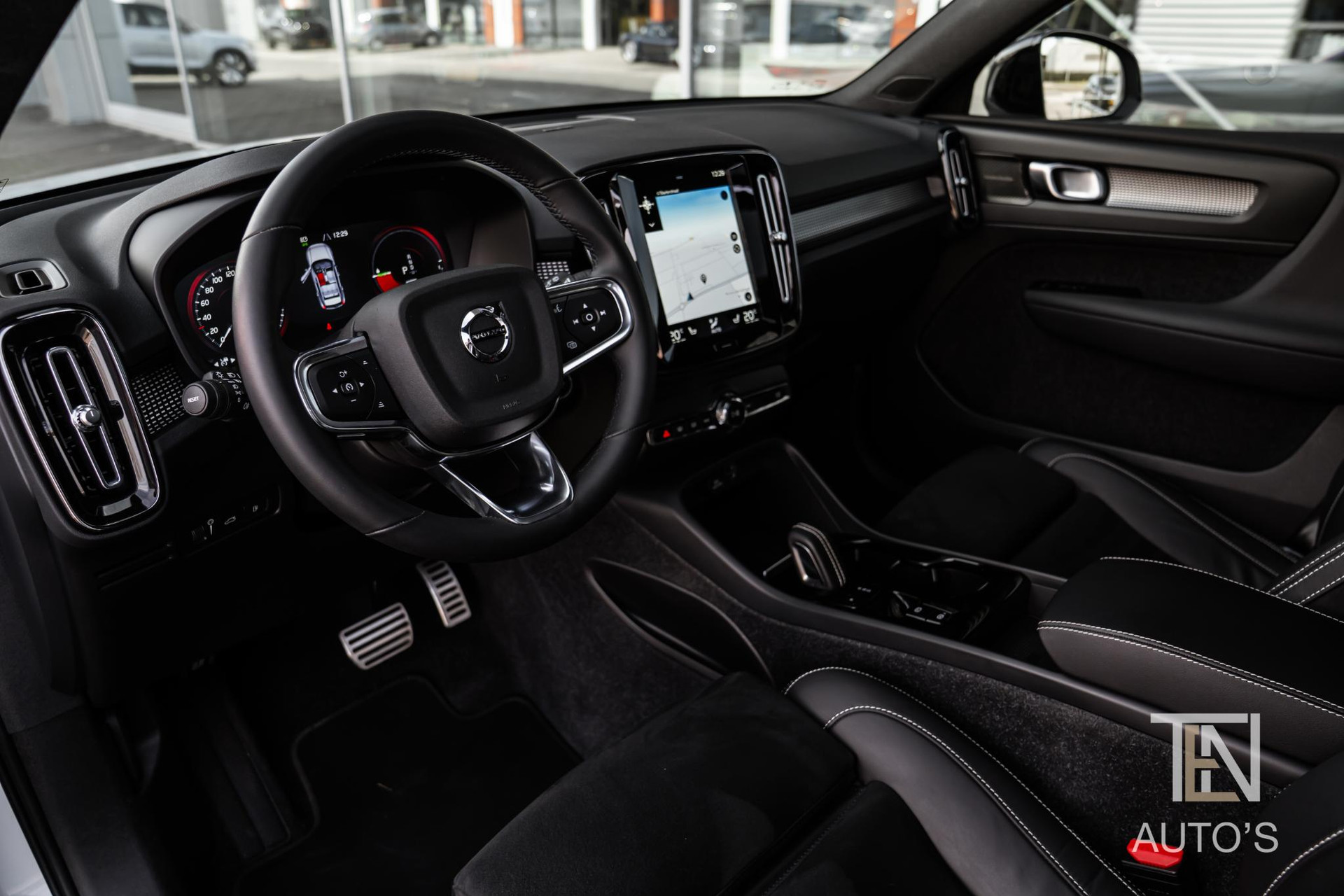 43527110-11.jpg